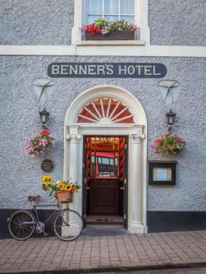  Dingle Benners Hotel  Дингл